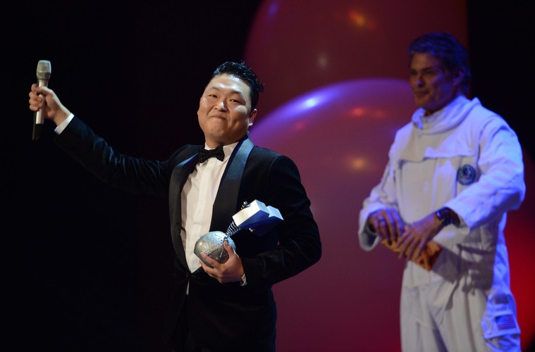 Psy (a w tle 'kosmonauta' David Hasselhoff)