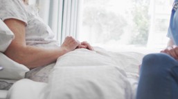 problemy z odbiorem seniorów ze szpitala. ministerstwo kończy prace na