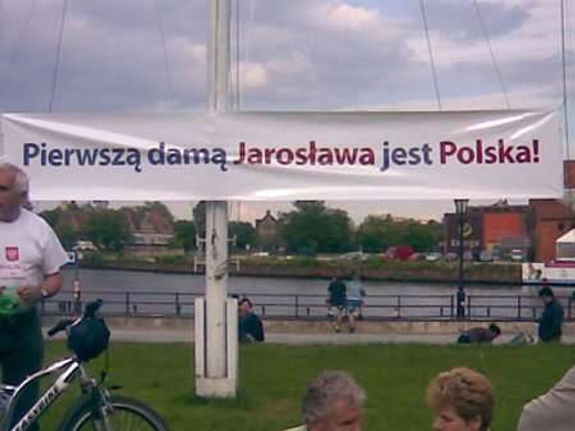 Zaskakujący transparent: Pierwszą damą Jarosława jest...