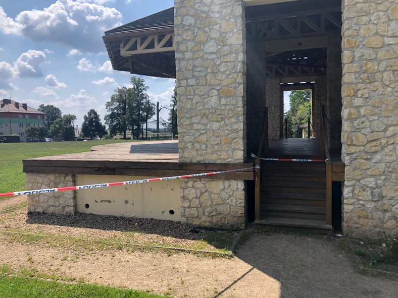 Escenario al aire libre en el centro de Dąbrowa Zielona