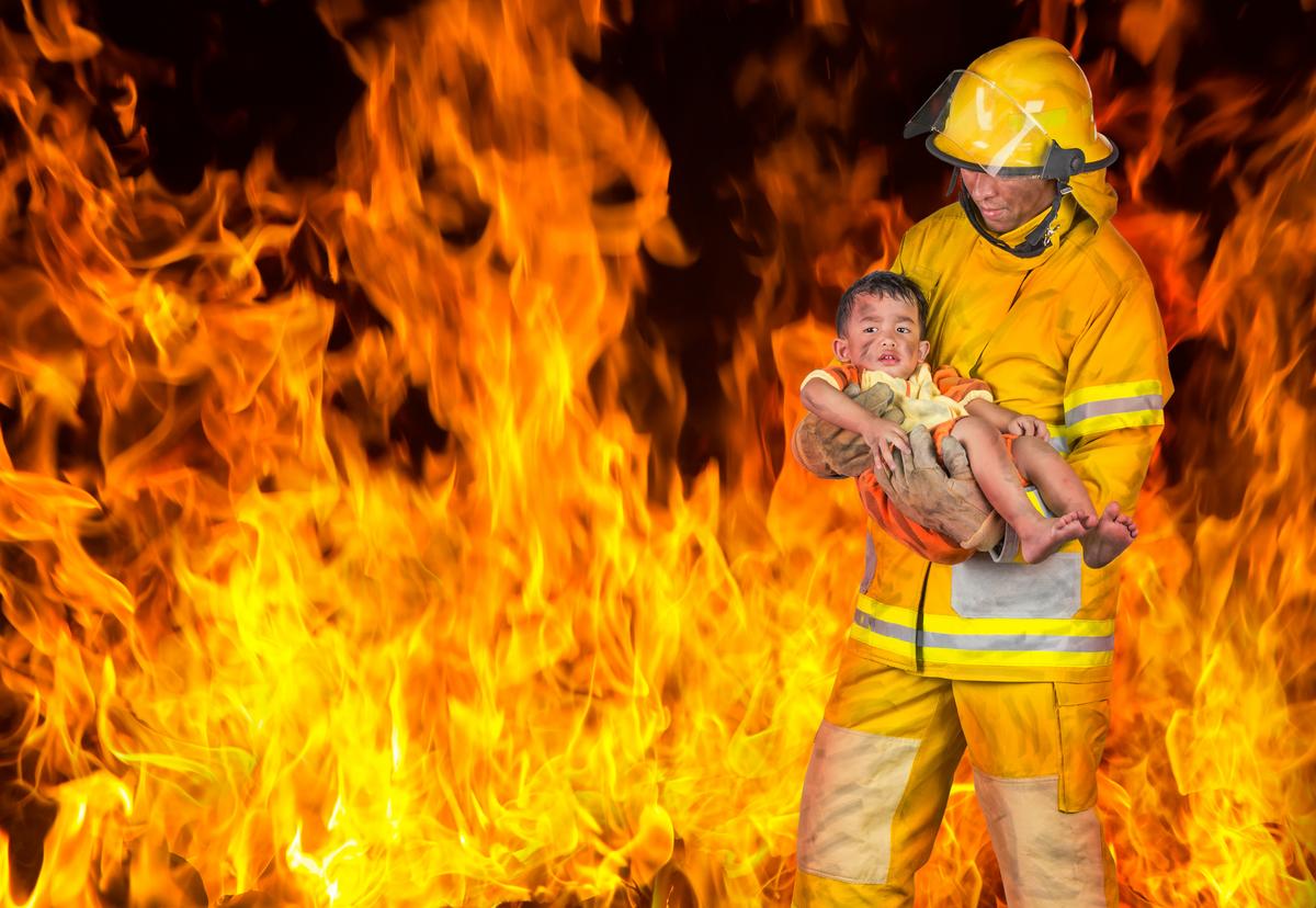 Fire child. Младенец пожарный. Огонь для детей. Спасение от пожара. Человек в пожаре.