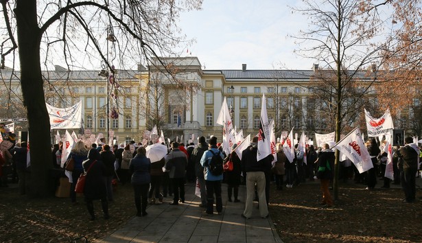 Nauczyciele protestowali przed Kancelarią Premiera. Chcą podwyżek