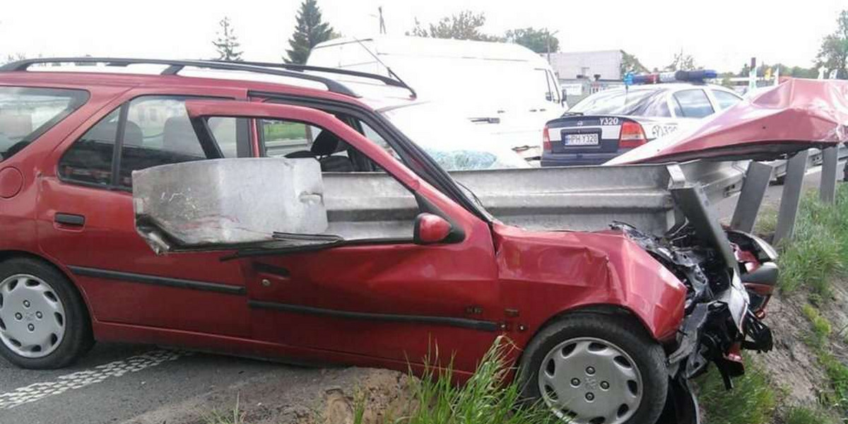 Barierka przebiła auto! MOCNE ZDJĘCIA