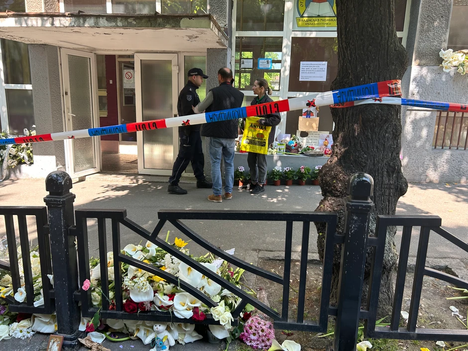Ljudi ispred OŠ "Vladislav Ribnikar" gde se dogodila strašna tragedija