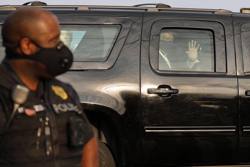 Donald Trump rides outside the hospital - Washington