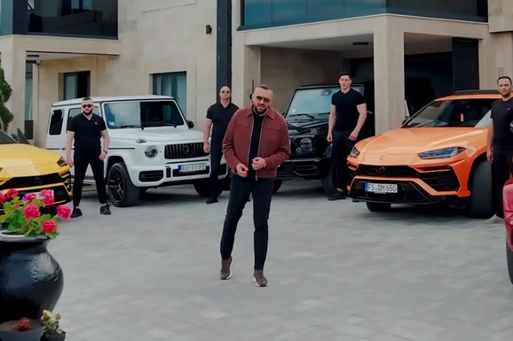 POKAZAO VOZNI PARK OD 1.200.000 EVRA" Emir Brunčević napravio haos na mrežama, svi gledaju besne mašine (Video)