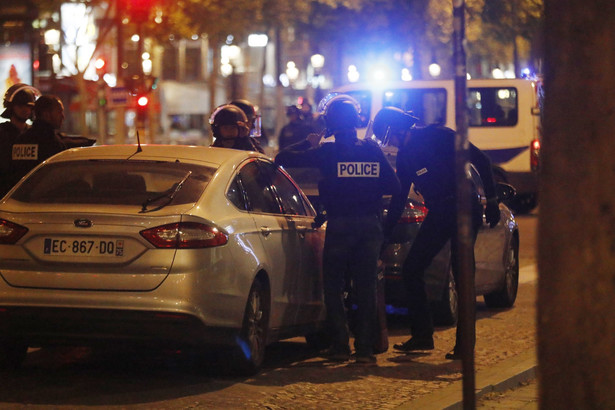Nieznane są szczegóły incydentu. Na Twitterze paryska policja zamieściła apel, by unikać miejsca, w którym oddano strzały , EPA/ETIENNE LAURENT