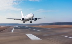 Groźne sceny na płycie lotniska. 'Spora część kadłuba maszyny została uszkodzona'