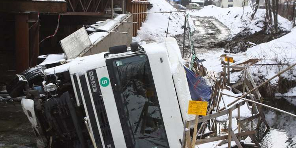 Transport gwoździ wpadł do rzeki