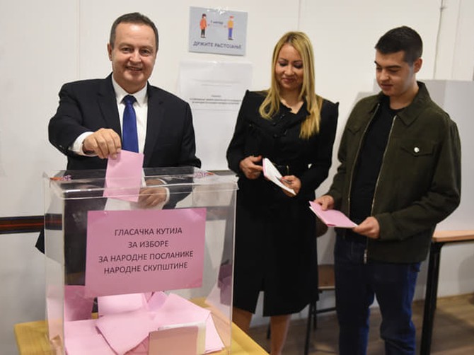 Ivica Dačić sa suprugom Sanjom i sinom 