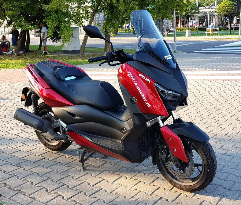 Niejeden skuter z silnikiem o poj. 125 wygląda bardzo podobnie do większych wersji z silnikami o poj. 400 ccm