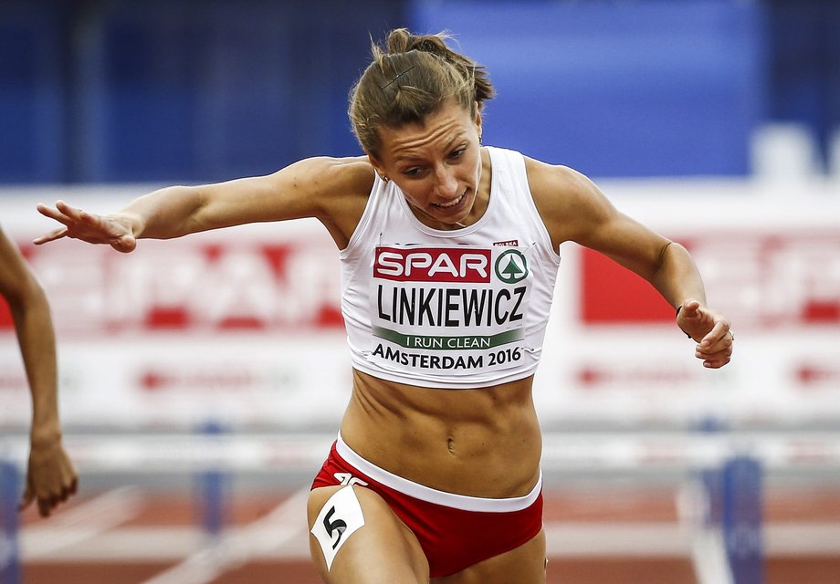 Polka Joanna Linkiewicz ze srebrnym medalem w biegu na 400 m przez płotki podczas ceremonii medalowej, w trakcie ostatniego dnia lekkoatletycznych Mistrzostw Europy w Amsterdamie