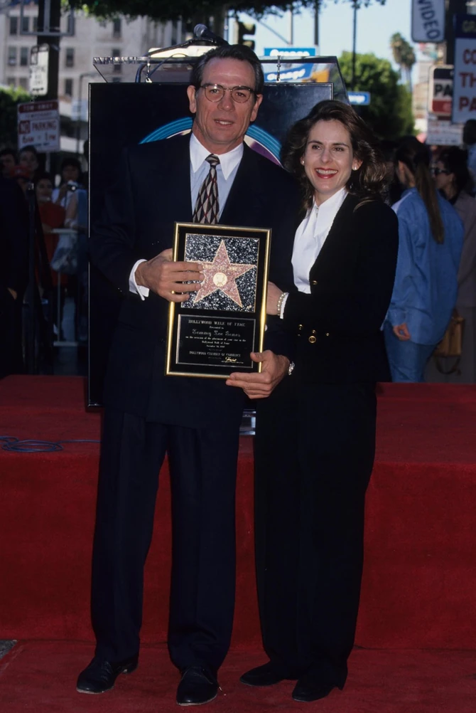 Tomi Li Džouns sa bivšom suprugom