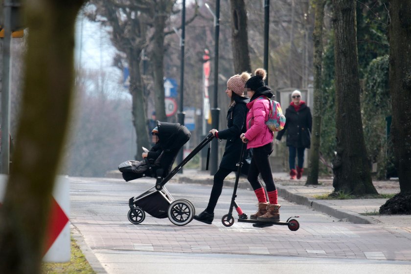 Marta Kaczyńska z córką i synkiem na spacerze