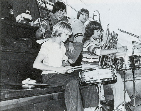 Kurt Cobain gra na perkusji, 1981
