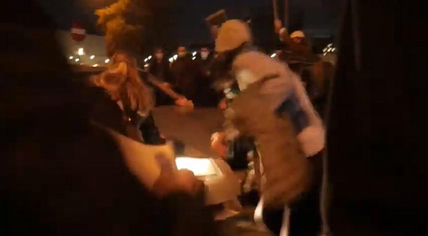 Prokurator chciała postawić zarzuty oficerowi ABW, który wjechał w demonstrantki. Odebrali jej śledztwo