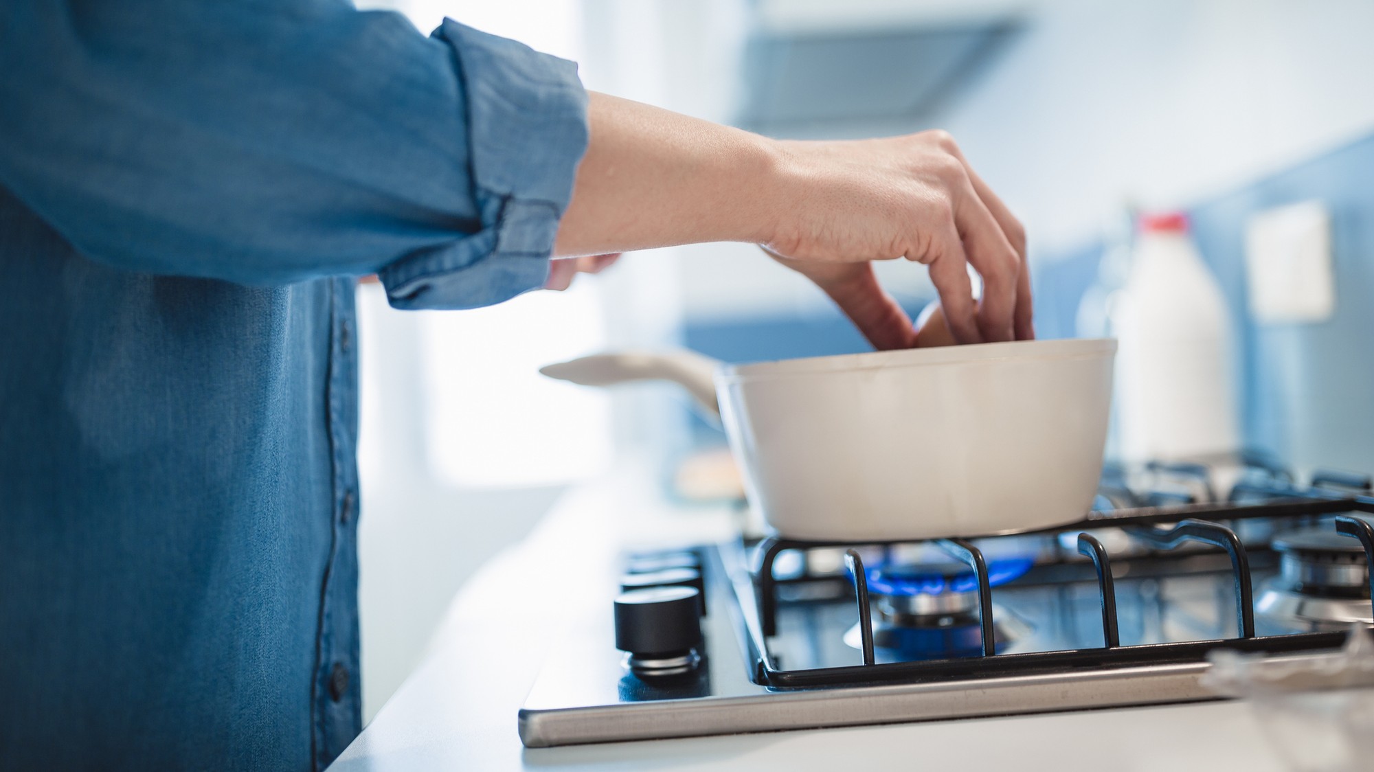 Toxické PFAS z teflónových panvíc a nepremokavého oblečenia vyvolávajú tehotenský diabetes. (ilustračné foto)