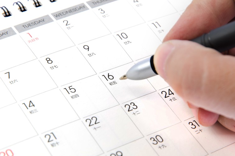 <b>Urlop okolicznościowy na urodzenie się dziecka</b>
<br>
<br>
Pracownikowi przysługuje też urlop okolicznościowy - czyli dodatkowe dni wolne, udzielane w związku z zaistnieniem szczególnych wydarzeń w życiu pracownika. Z okazji urodzenia się dziecka pracownik otrzyma 2 dni wolne.
<br>
<br>
Przepisy nie precyzują, kiedy dokładnie pracownik powinien skorzystać z przysługujących mu dni wolnych, ale termin powinien mieć bezpośredni związek z narodzinami dziecka - możliwe jest więc zajmowanie się formalnościami w inne dni, niż narodziny miały miejsce.
<br>
<br>
Za urlop okolicznościowy pracownikowi przysługuje wynagrodzenie, które jest liczone tak samo jak za urlop wypoczynkowy.
<br>
<br>
<a  href=