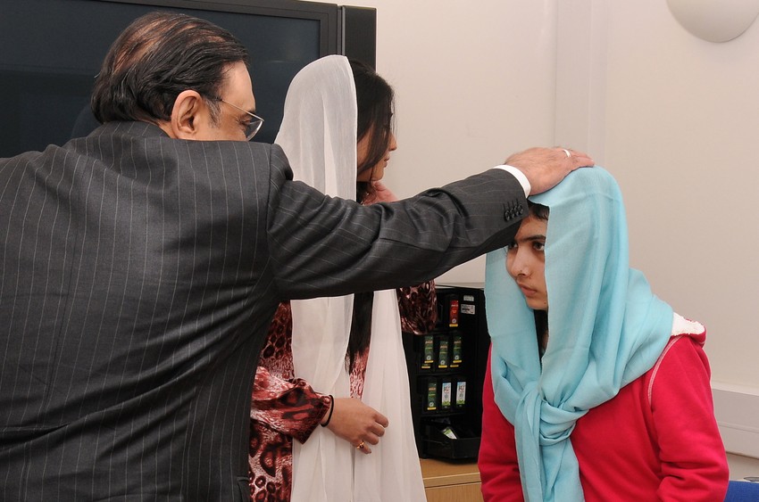 Pakistanski predsednik Asif Ali Zardari sa ćerkom Asifom Buto (u pozadini) tokom posete Malali u bolnici "Kraljica Elizabeta" u Birmingemu