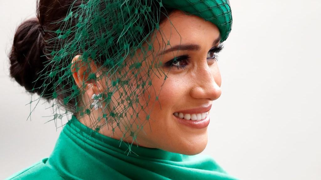 Meghan Markle méregdrága Carolina Herrera kabátban hódított randiján