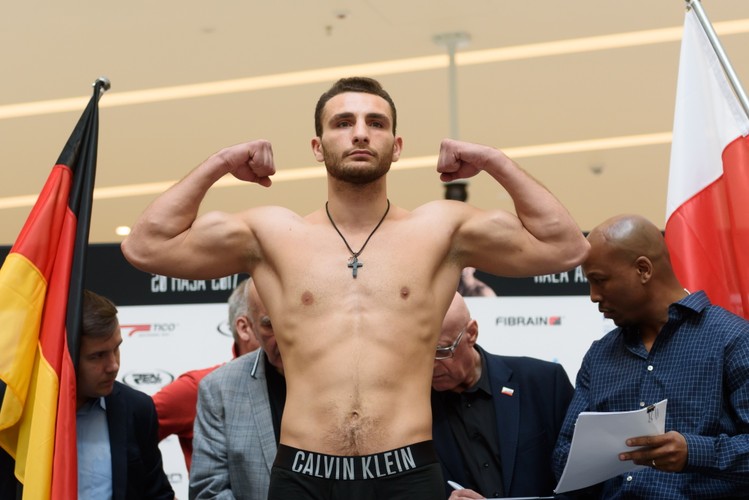 Krzysztof 'Diablo' Włodarczyk i Noel Gevor podczas oficjalnej ceremonii ważenia przed galą bokserską Poznań Boxing Night