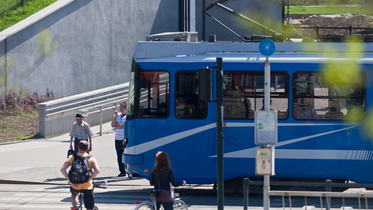 W sobotę (1.06), tuż po zakończeniu prac na Placu Centralnym w Nowej Hucie, drogowcy rozpoczną naprawę szyn przy Kombinacie. Naprawa potrwa aż do 18 czerwca - podaje Radio Kraków.