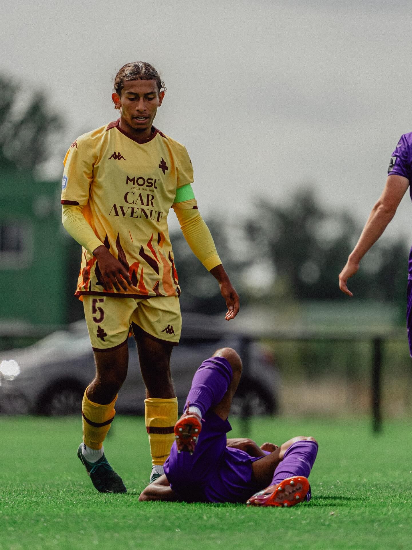 Medzi zranenými pri požiari v preplnenom bare vo švajčiarskom lyžiarskom stredisku Crans-Montana je aj futbalista Tahirys Dos Santos.