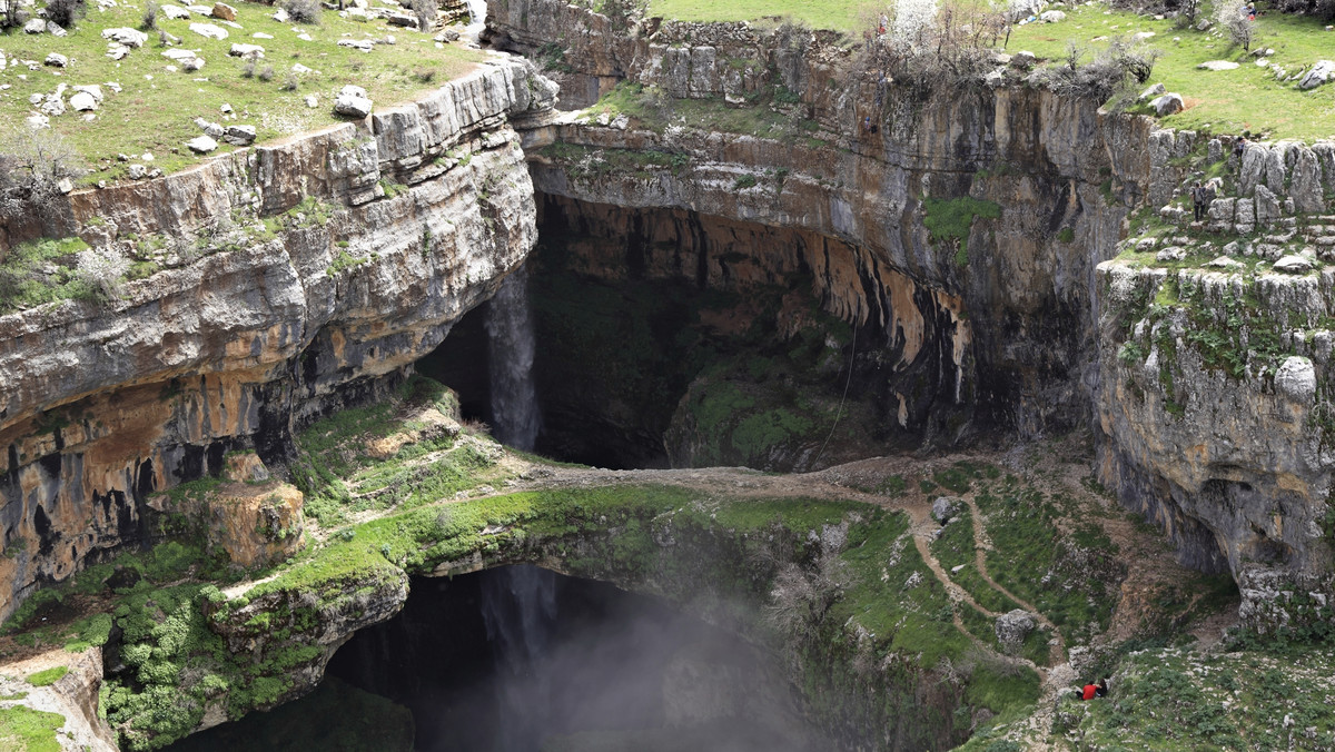 Wodospad Baatara w Libanie to jeden z najbardziej wyjątkowych wodospadów na świecie. Natura wyrzeźbiła tu bardzo rzadką, "potrójną" kaskadę, dzięki czemu nazywany jest również Otchłanią Trzech Mostów.