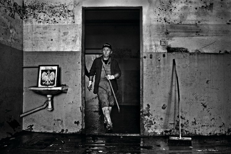 I nagroda w kategorii WYDARZENIA fotoreportaże Dorota Awiorko-Klimek, „Dziennik Wschodni”. <br />Gmina Wilków (woj. lubelskie). W czasie powodzi w 2010 roku pod wodą znalazło się ponad 90 proc. tej gminy. Woda zalewała gminę dwukrotnie: w maju i czerwcu. Stała w domach około trzech tygodni.