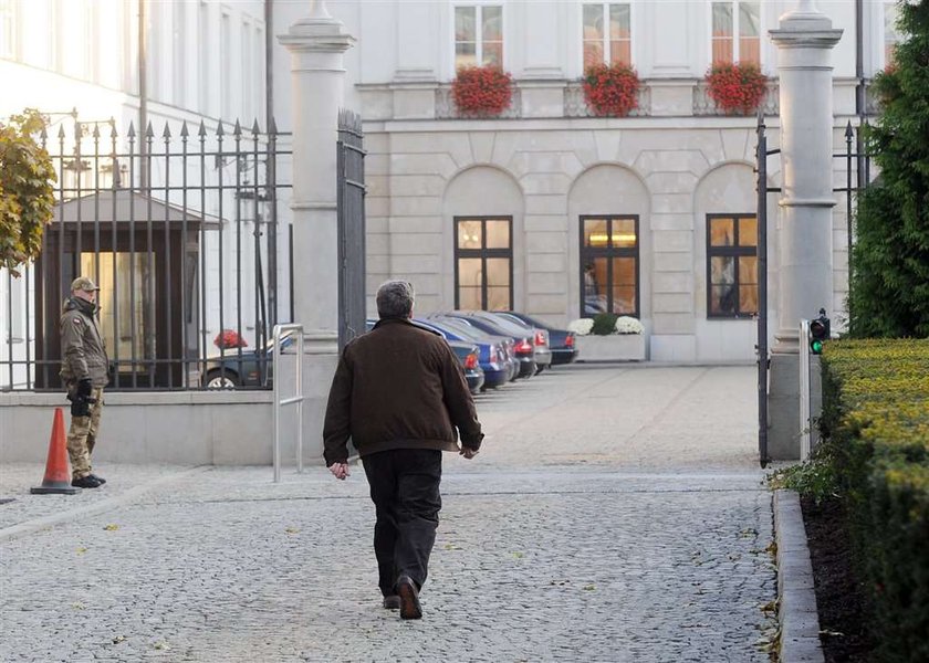 Komorowski do pracy piechotą, a garnitury limuzyną!  FOTO