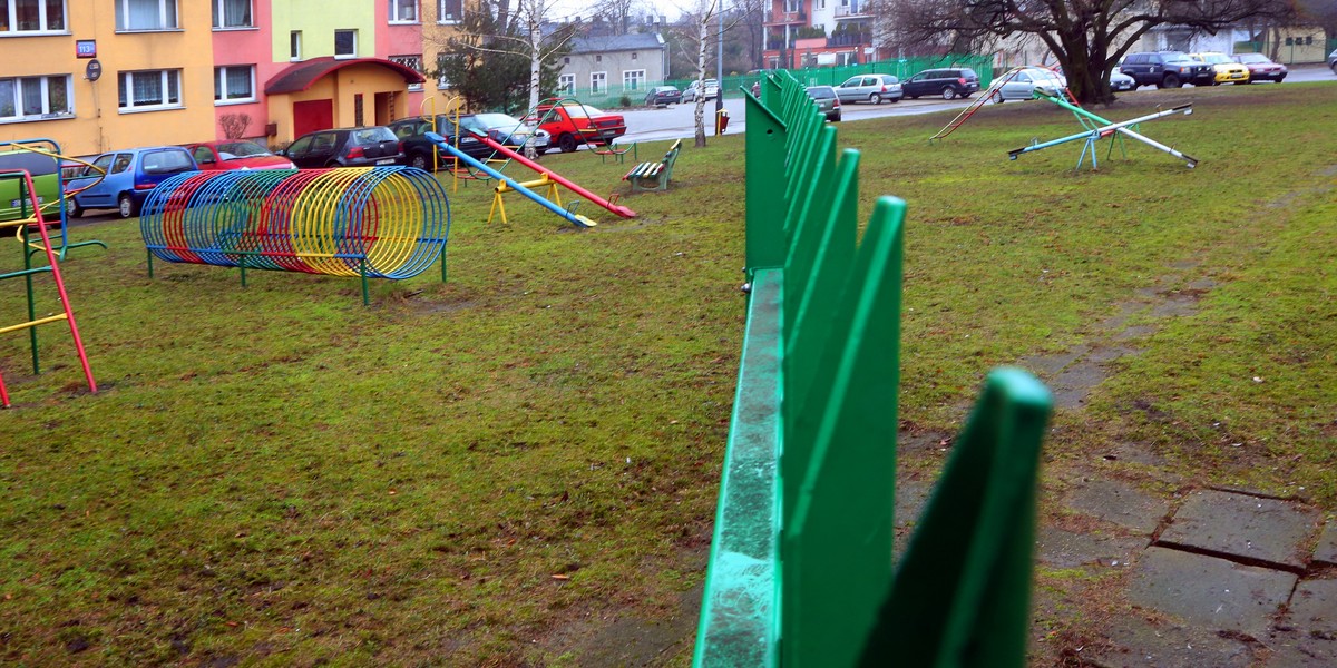 Absurd na łódzkim osiedlu. Przedzielili plac zabaw płotem