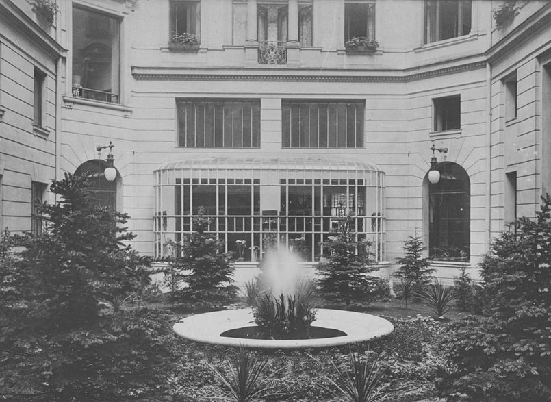 Hotelowy dziedziniec z ogrodem na początku działalności obiektu. Źródło: Polona