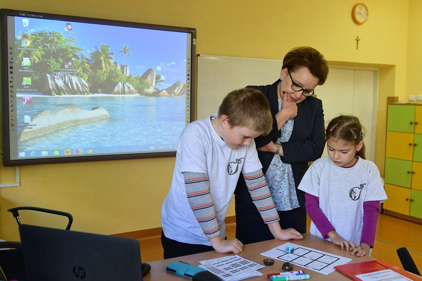 Minister edukacji narodowej Anna Zalewska podczas lekcji z udziałem uczniów z klasy III szkoły podstawowej, nt. profilaktyki zdrowotnej w ramach Ogólnopolskiego Dnia Tornistra