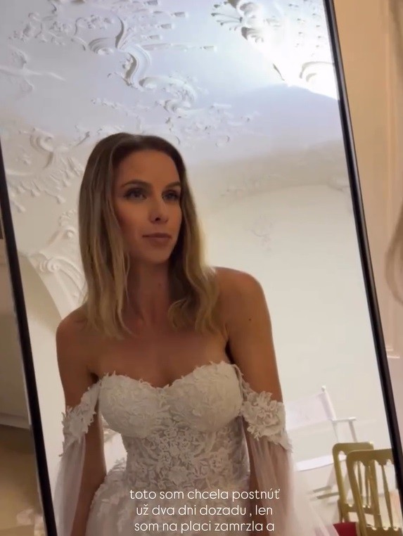 Nela Pocisková v svadobných šatách.