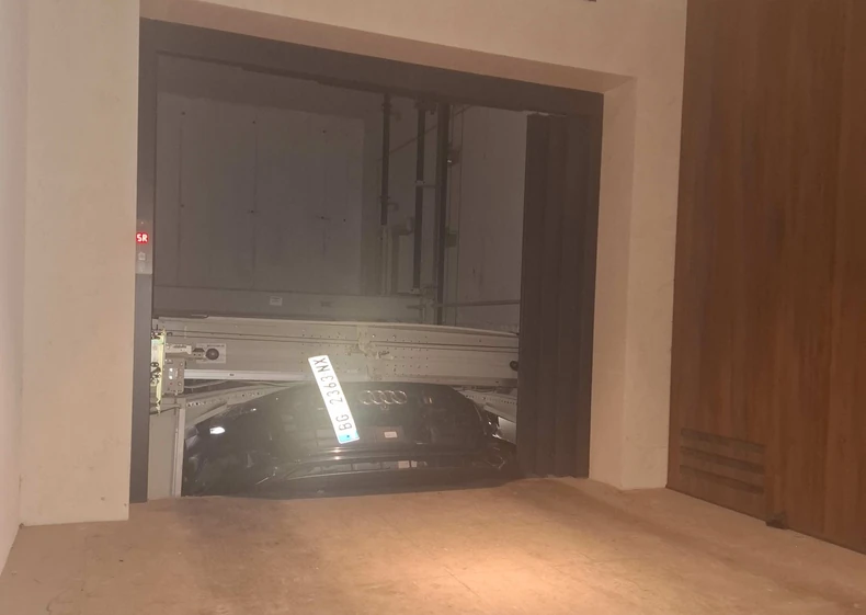 Audi koji je propao kroz garažni lift na Vračaru
