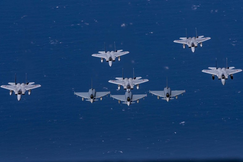 Japońskie myśliwce F-15 ćwiczą lot w formacji wraz z trzema Eurofighterami. Źródło: Bundeswehr