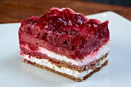 Ovo je najbrži KOLAČ SA MALINAMA: Lako se sprema, taman da obradujete najmilije za vikend, ali i za svaku priliku