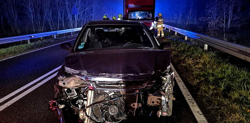 Pijany kierowca roztrzaskał opla. Wiózł troje dzieci i pijaną matkę 