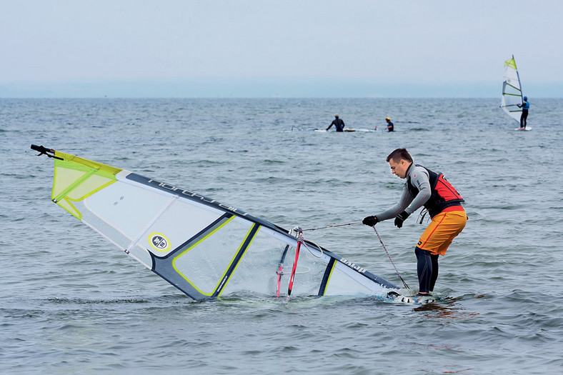 Sporty w terenie kitesurfing i windsurfing: czyli, z deską na falach