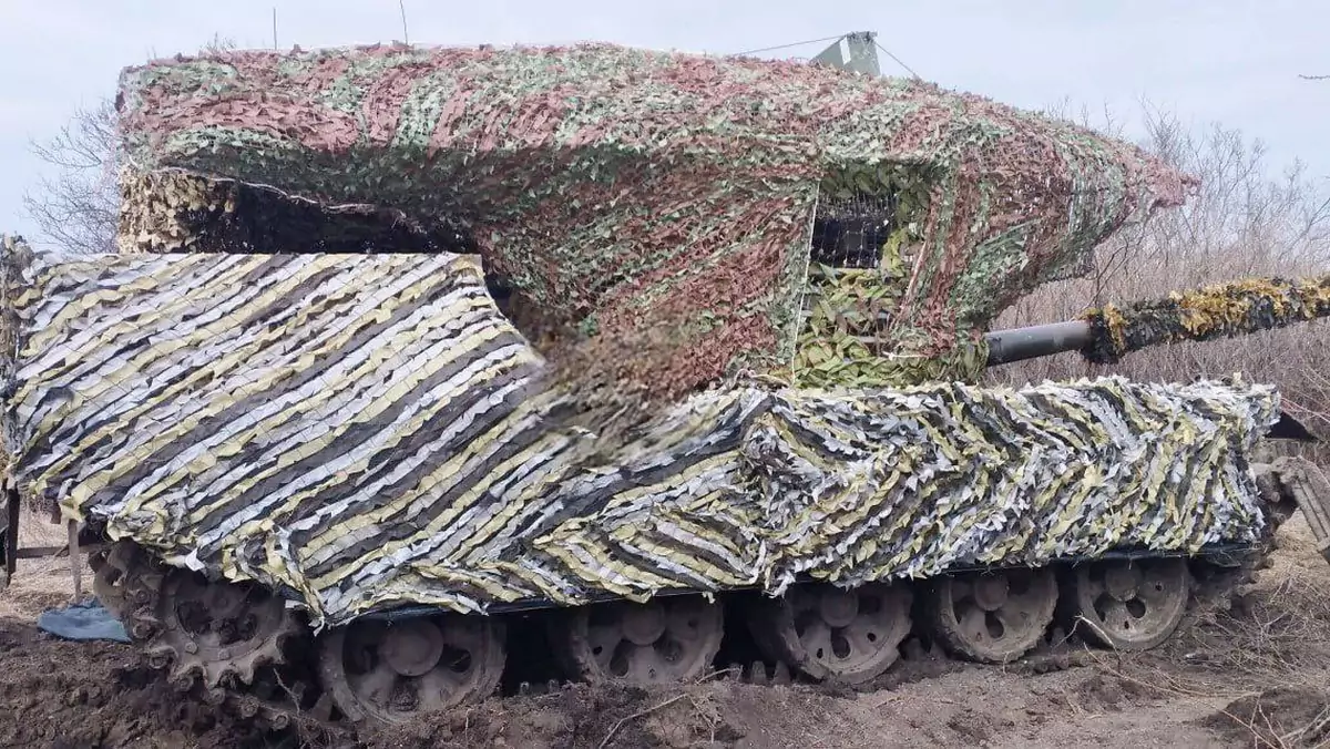 Rosyjski czołg w wersji "przeciwdronowej"