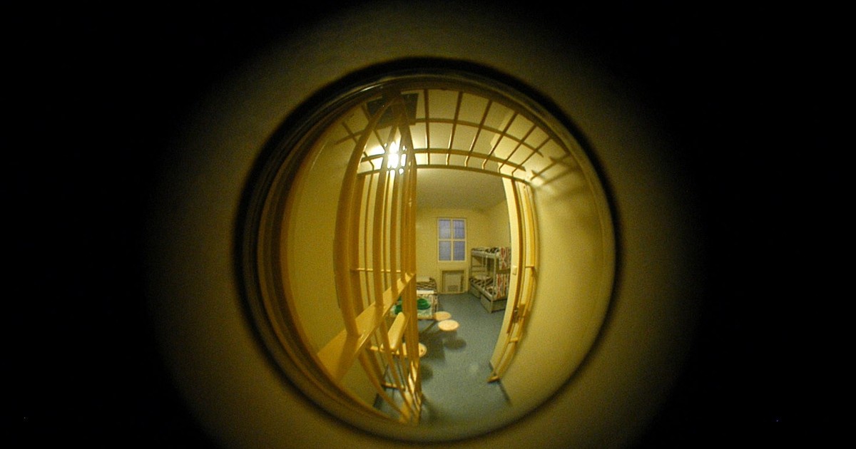 Miłość pod celą. "Strażnik dawał znak kaszlem, kiedy szedł dyrektor"