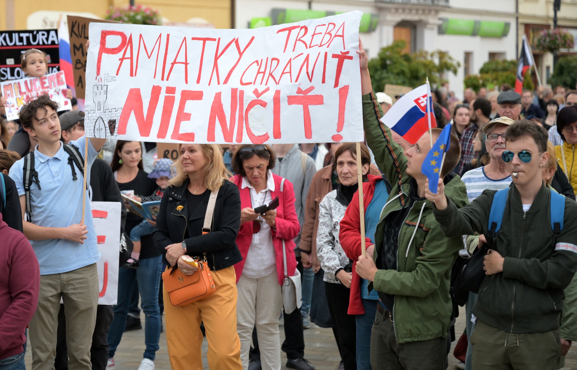 Vo viacerých mestách sa vo štvrtok večer protestovalo.