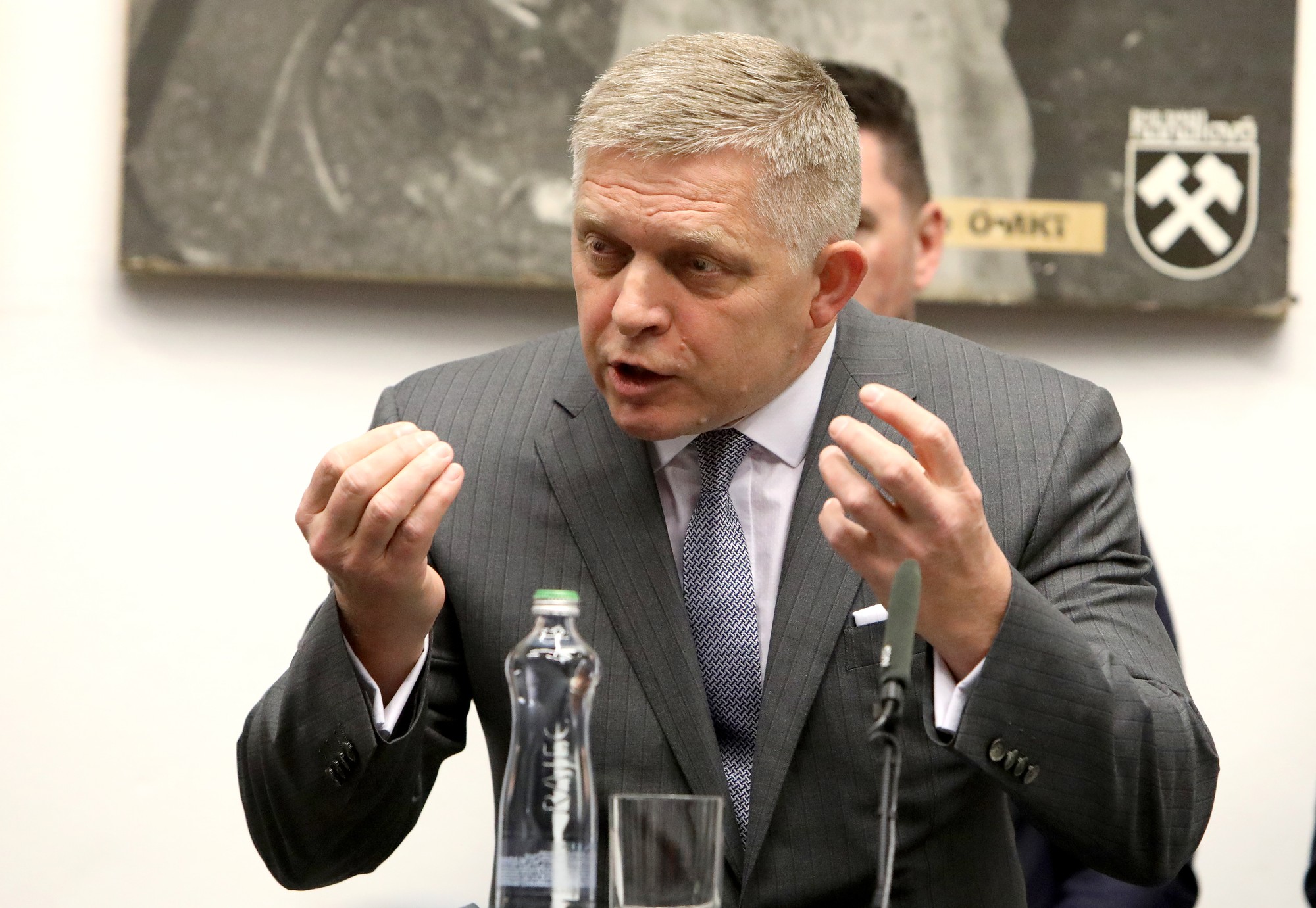 Premiér SR Robert Fico (Smer-SD)  počas tlačovej konferencie po výjazdovom rokovaní vlády SR v Dome kultúry v Handlovej vo štvrtok 15. mája 2025.