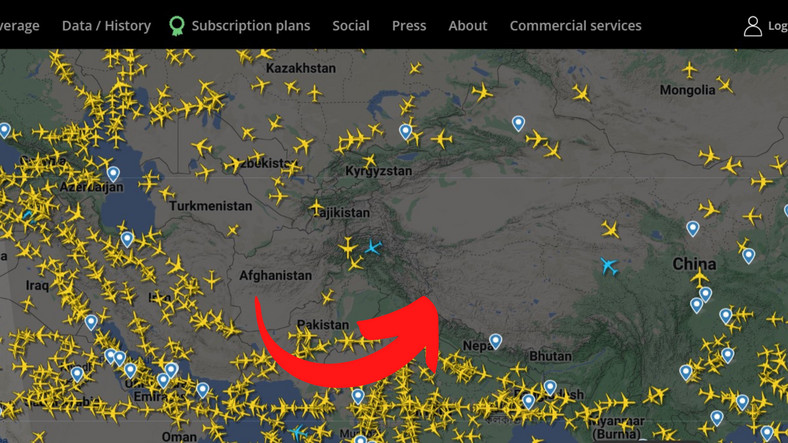 Zrzut ekranu z serwisu flightradar24.com przedstawia samoloty lecące nad środkową Azją 4 listopada ok. godz. 17 polskiego czasu. Nad Tybetem pustki