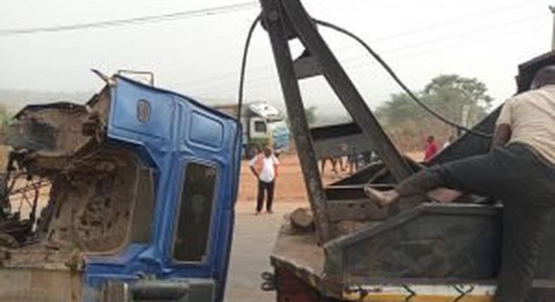 A tow truck towing one of the vehicles involved in the accident at scene in Anambra. (NAN)