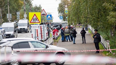 Rosyjska policja zabezpiecza szkołę w Iżewsku, w której doszło do strzelaniny