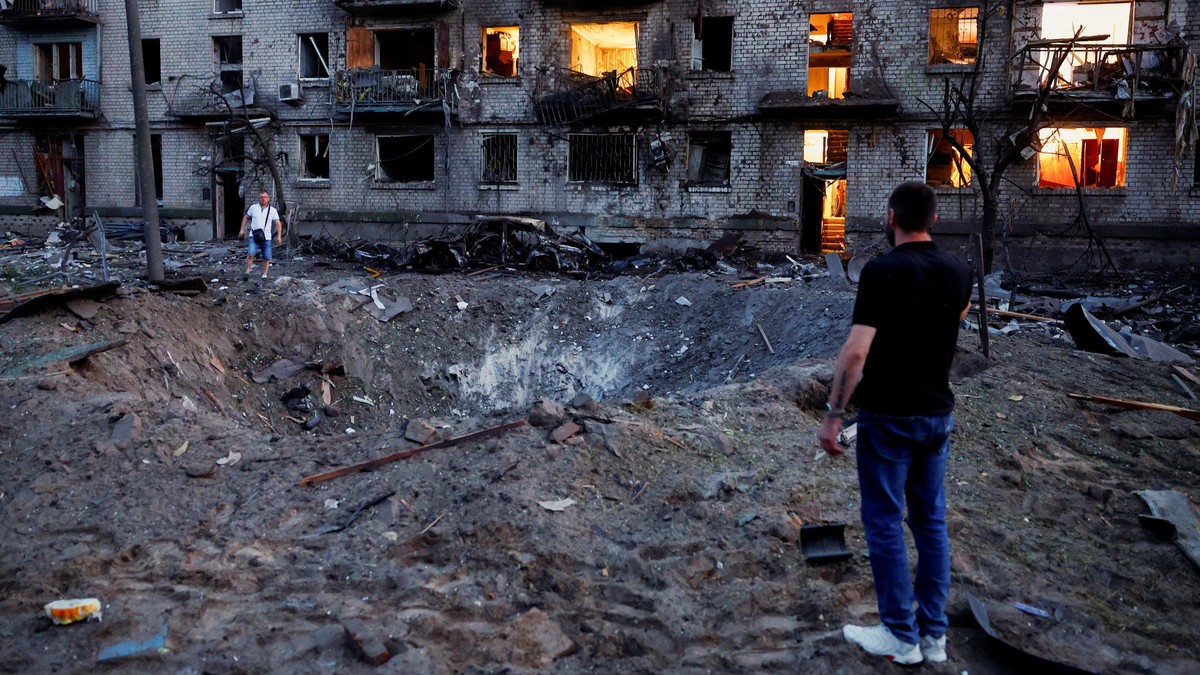 Eksplozija je napravila krater pored bombardovanih zgrada u Kijevu | Foto: Reuters
