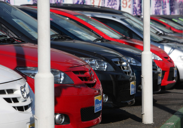 Sprzedaż nowych samochodów w Polsce spadła w kwietniu o 13,74 proc. miesiąc do miesiąca i o 11,9 proc. w ujęciu rocznym