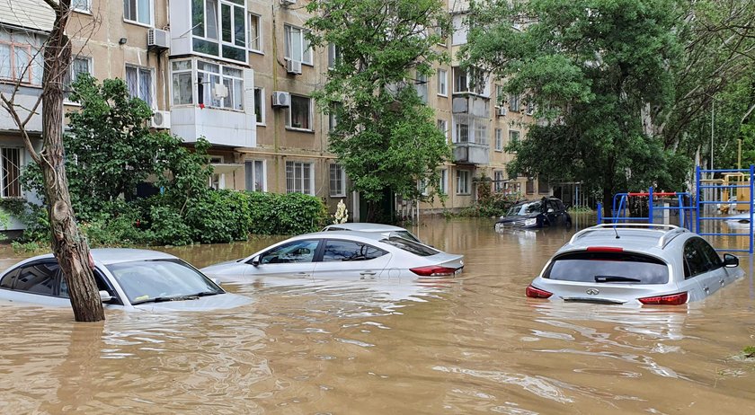 Gubernator Siergiej Aksionow nie wpuścił ochroniarzy do łódki. Musieli płynąć za nim