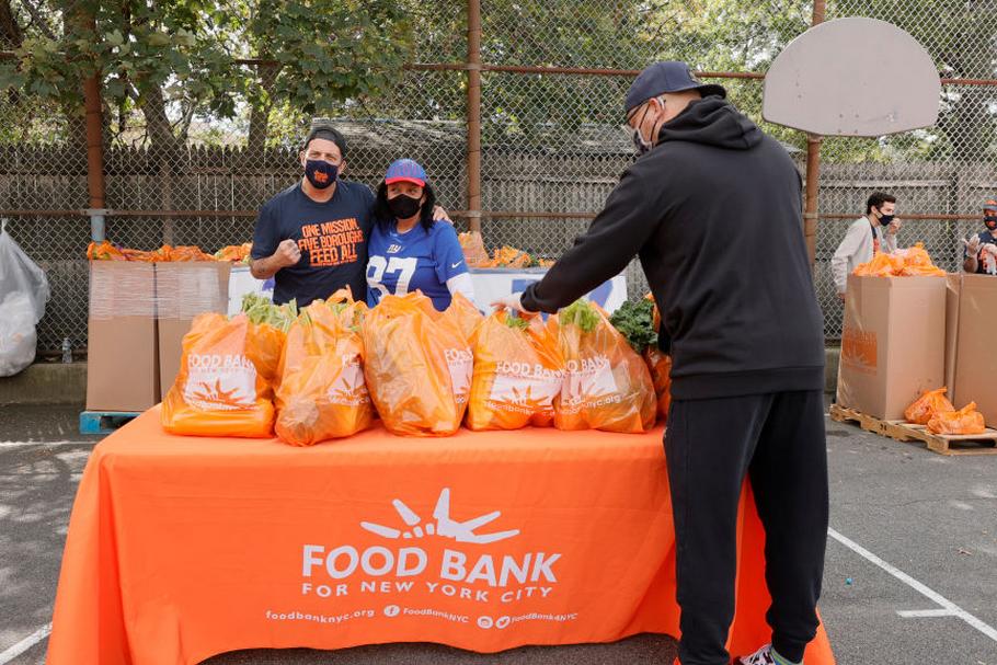 Wielu darczyńców zajmuje się szerokim spektrum działań filantropijnych, nie mając pewności, co chcą osiągnąć w dłuższej perspektywie. Identyfikacja osobistych motywacji, celów oraz sposobów ich osiągnięcia mogą pomóc w ustaleniu planu najlepiej dopasowanego do osobistych potrzeb. Na zdjęciu: inicjatywa bank żywności w Nowym Jorku, wrzesień 2021